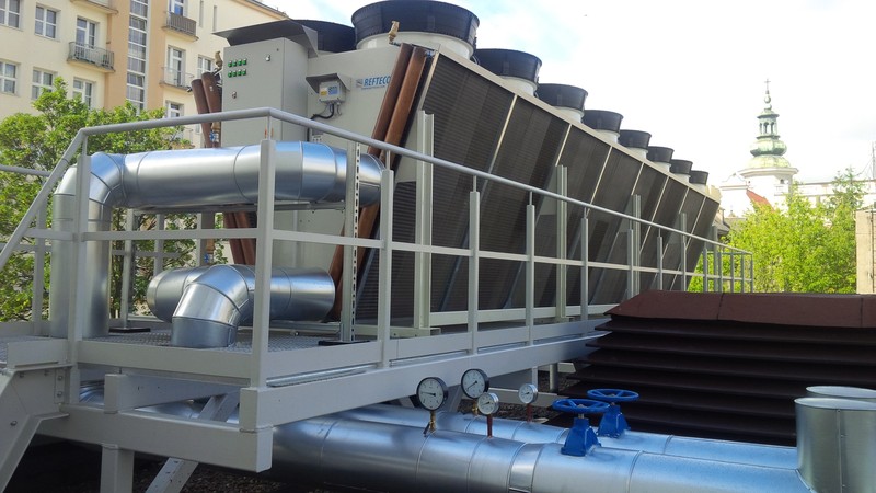 Raffreddatore di liquido Refteco con batterie a V installato sul tetto, vicino a edifici residenziali