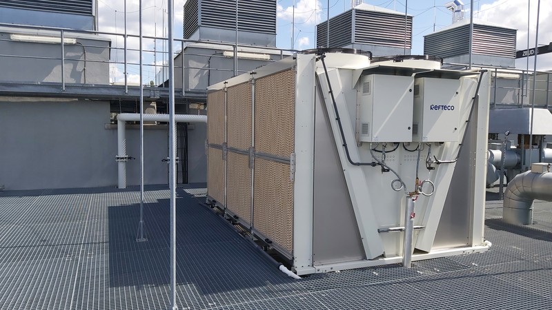 Unità Refteco con pannelli adiabatici PAD System installata sulla copertura di un impianto