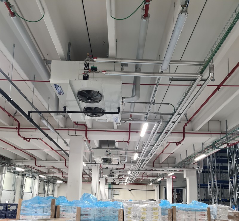 Aeroevaporatore Refteco a soffitto con due ventilatori in un magazzino con pallet